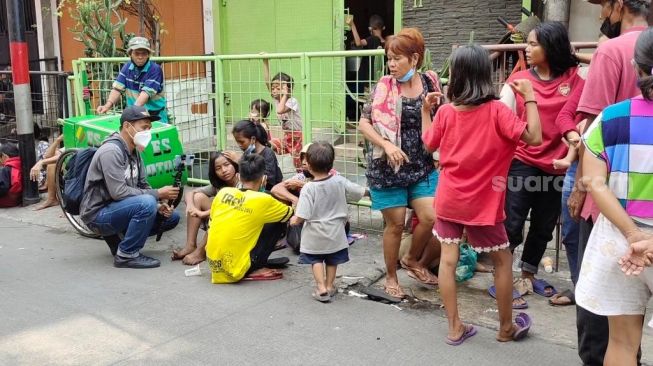 Sejumlah anak dan ibu-ibu saat mengantera pembagian angpao di Vihara Dharma Bakti, Glodok, Jakbar. (Suara.com/Arga)