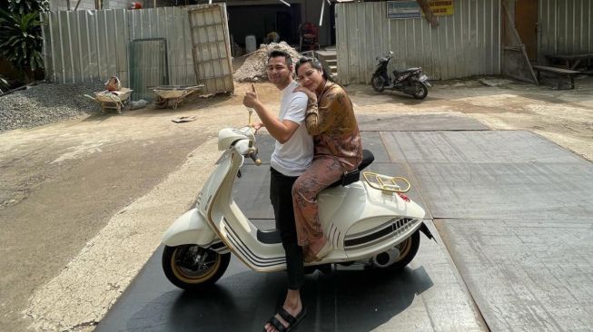 Artis dapat kado ulang tahun vespa (Instagram/@raffinagita1717)