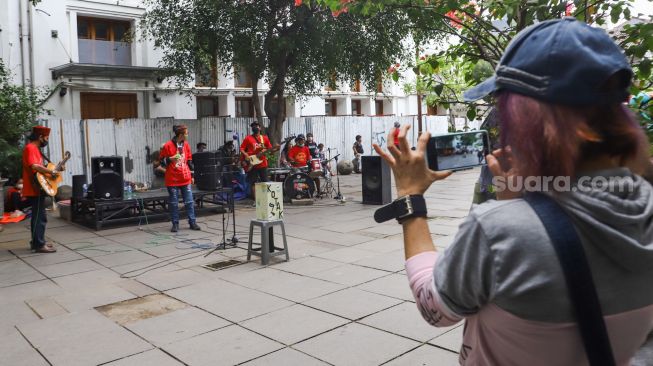 Warga berwisata di Kawasan Kota Tua, Jakarta Barat, Selasa (1/2/2022). [Suara.com/Alfian Winanto]