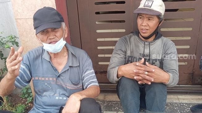 Dua orang pengemis bernama Sopi (kiri) dan rekannya, Agus Salim saat menunggu pembagian angpao di Vihara Dharma Bakti, Glodok, Jakbar. (Suara.com/Arga)