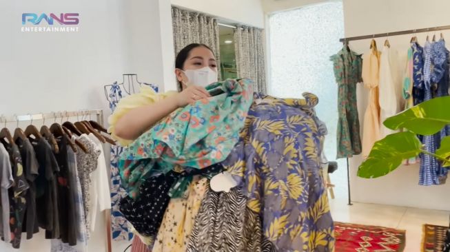 Nagita Slavina kalap saat beli baju. [YouTube RANS Entertainment]