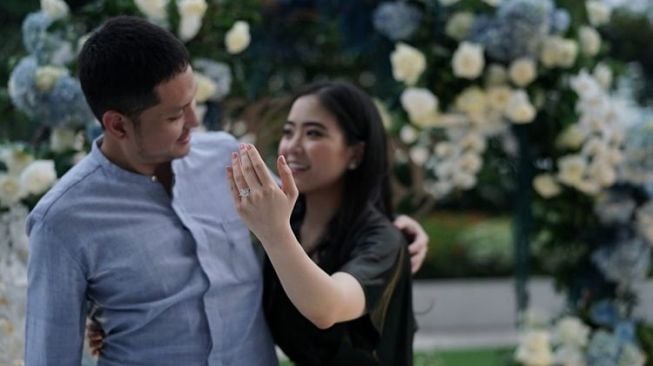 Putri konglomerat Hary Tanoesoedibjo atau Hari Tanoe, baru saja dilamar anak bos Emtek yakni Jonathan Natakusuma, Minggu (30/1/2022). [Foto : Instagram]