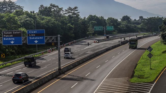 Kendaraan roda empat melintas di tol Jagorawi menuju Jalan Raya Puncak, Kabupaten Bogor, Jawa Barat, Selasa (1/2/2022).  ANTARA FOTO/Yulius Satria Wijaya