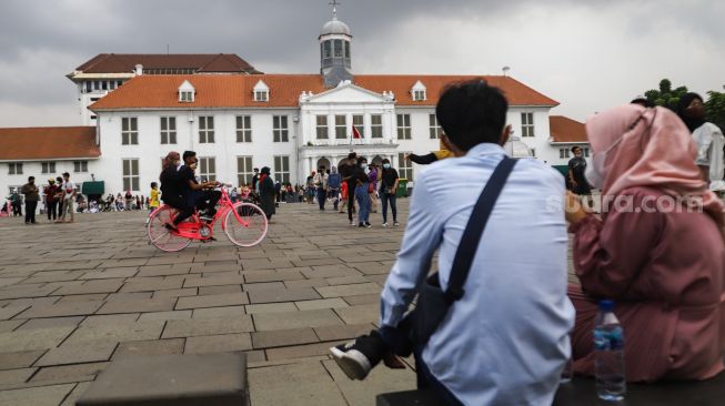 Warga berwisata di Kawasan Kota Tua, Jakarta Barat, Selasa (1/2/2022). [Suara.com/Alfian Winanto]