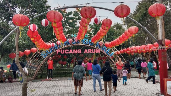 Tak Kalah Seru dari Pasar Gede, Warga Solo Nikmati Taman Lampion dan Atraksi Barongsai di Taman Sunan Jogo Kali