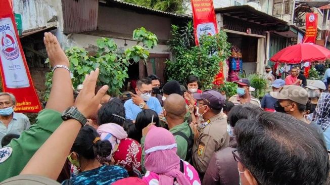 Imlek di Petak 9 Glodok, Cerita Agus dan Sopi Beradu Sabar Menanti Angpao di Mulut Vihara