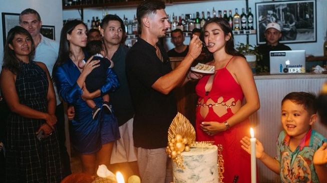 Vincent Verhaag menyuapi sang istri, Jessica Iskandar yang berulang tahun ke-34. [Instagram]