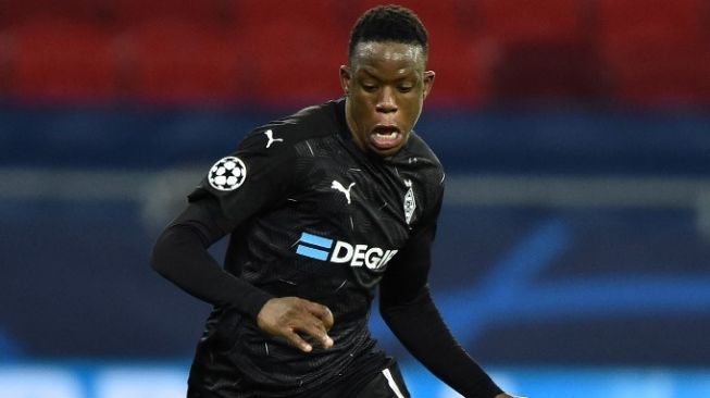 Gelandang jangkar Borussia Monchengladbach, Denis Zakaria resmi hijrah ke Juventus. [ATTILA KISBENEDEK / AFP]