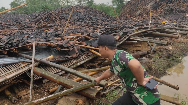 Hujan Deras Disertai Angin Kencang Robohkan Kandang Ayam Berkapasitas 4000 Ekor hingga Rusak Atap Pasar di Gunungkidul