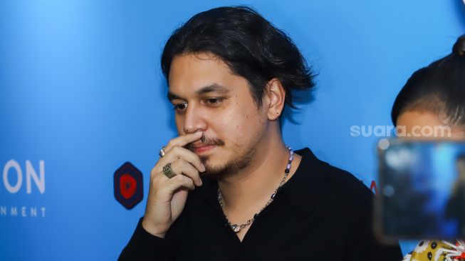 Aktor Kevin Julio saat ditemui usai jumpa pers film 'Akad' di Kuningan, Jakarta Selatan, Rabu (2/2/2022). [Suara.com/Alfian Winanto]