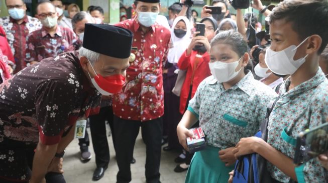 Senangnya Nabila, Bocah Kelas 5 SDN 6 Kutoharjo yang Dapat Handphone Baru dari Ganjar