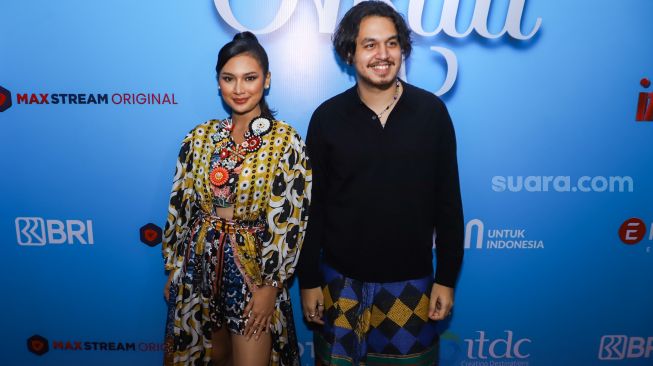 Aktris Indah Permatasari dan Aktor Kevin Julio saat ditemui usai jumpa pers film 'Akad' di Kuningan, Jakarta Selatan, Rabu (2/2/2022). [Suara.com/Alfian Winanto]