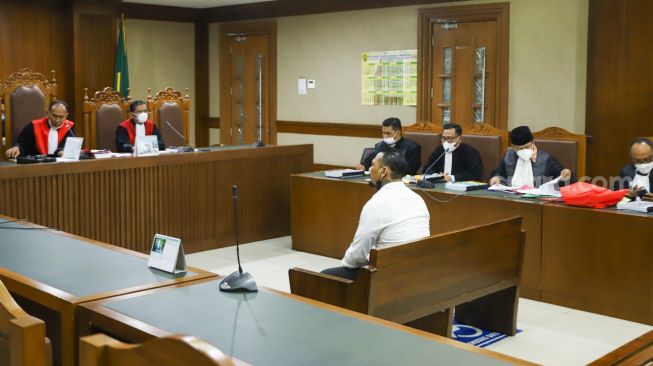Musisi I Gede Ari Astina atau Jerinx SID saat menjalani sidang lanjutan kasus pengancaman di Pengadilan Negeri Jakarta Pusat, Rabu (2/2/2022). [Suara.com/Alfian Winanto]