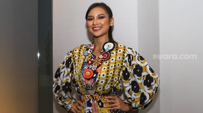 Aktris Indah Permatasari saat ditemui usai jumpa pers film 'Akad' di Kuningan, Jakarta Selatan, Rabu (2/2/2022). [Suara.com/Alfian Winanto]