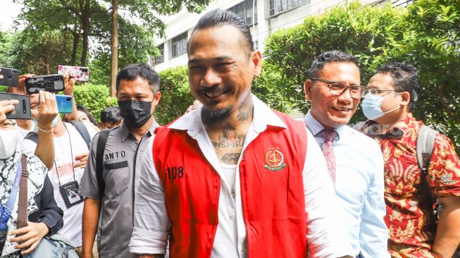 Adam Deni Ditangkap, Jerinx SID Jalani Sidang dengan Senyum Sumringah