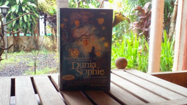 Dunia Sophie: Buku Filsafat Berbalut Novel Anak-anak yang Sangat Menarik untuk Dibaca