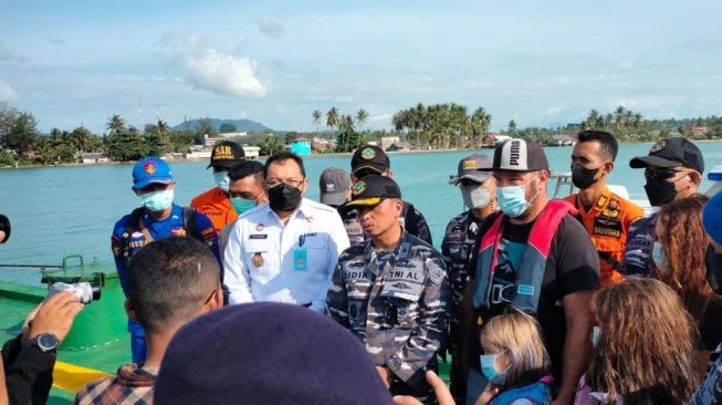 Kapal Yacht Berawak Satu Keluarga dari Kanada Mati Mesin dan Terombang-ambing di Perairan Lingga