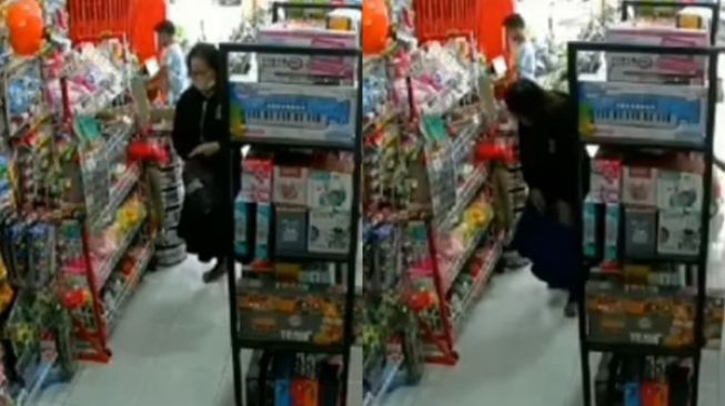 Emak-emak Terekam CCTV Curi Mainan di Toko, Barang Curian Disembunyikan di Dalam Daster