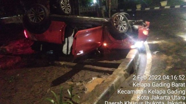 Mini Cooper Terguling Tabrak Pot Bunga di Kelapa Gading, Sopir dan Penumpang Tewas