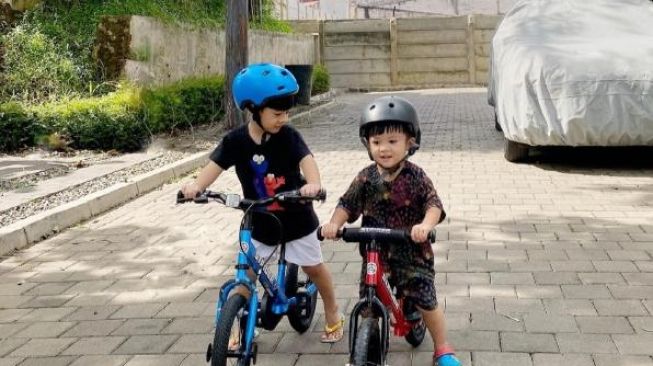 Seperti Kembar, 5 Potret Dua Anak Putri Titian yang Beda 2 Tahun
