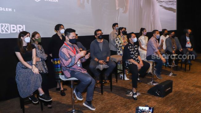 Para Pemain dan kru film 'Akad' saat jumpa pers di Kuningan, Jakarta Selatan, Rabu (2/2/2022). [Suara.com/Alfian Winanto]