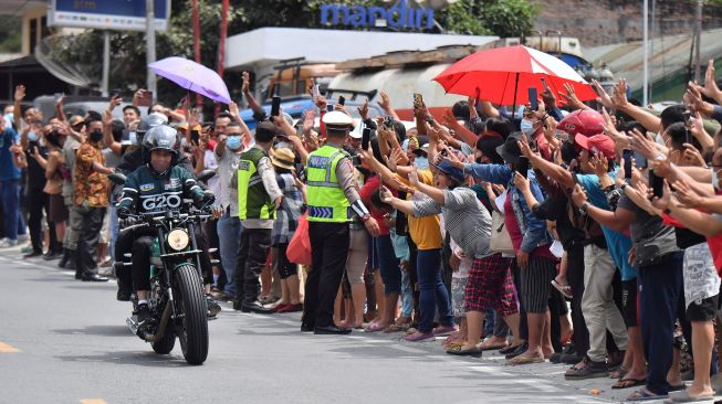 Blusukan Picu Kerumunan saat Covid-19 Merebak, Sikap Jokowi Dinilai Tak Bijak