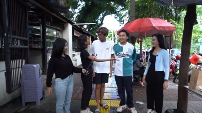 Mayang dan Chika bersama tiga pemuda di jalan [Youtube/OPRA Entertainment]