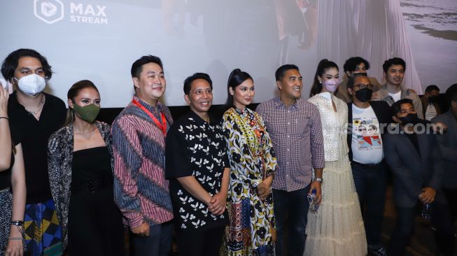Para Pemain dan kru film 'Akad' saat jumpa pers di Kuningan, Jakarta Selatan, Rabu (2/2/2022). [Suara.com/Alfian Winanto]