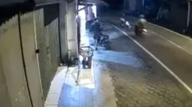 Viral Detik-detik Pengendara di Yogyakarta Terpelanting Usai Tabrak Motor yang Parkir di Badan Jalan