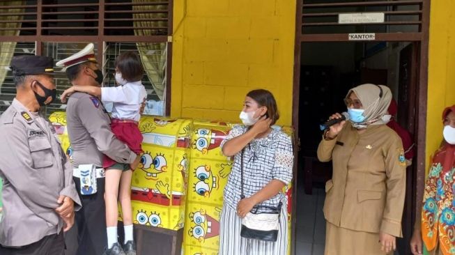 Keinginan Anak Penyandang Tunanetra di Sumut Terwujud, Kapolda Sumut Berikan Tempat Tidur Bergambar Spongebob