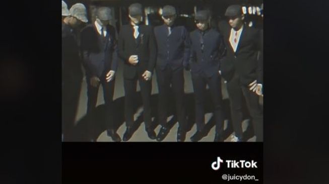 Jadi Sorotan, Viral Sekelompok Pria Dandan ala Gangster di Serial Netflix Peaky Blinders saat Resepsi Pernikahan