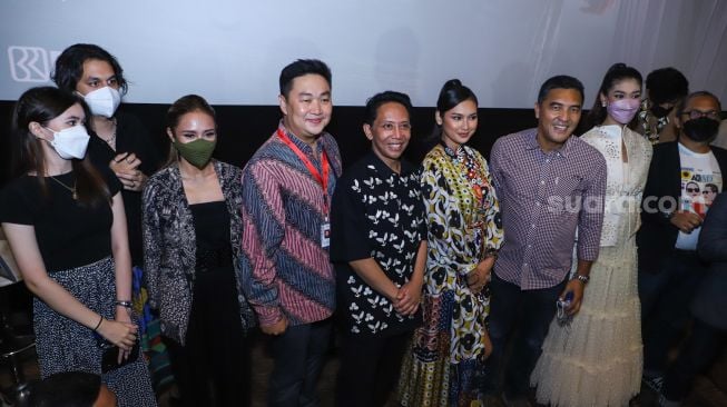 Para Pemain dan kru film 'Akad' saat jumpa pers di Kuningan, Jakarta Selatan, Rabu (2/2/2022). [Suara.com/Alfian Winanto]