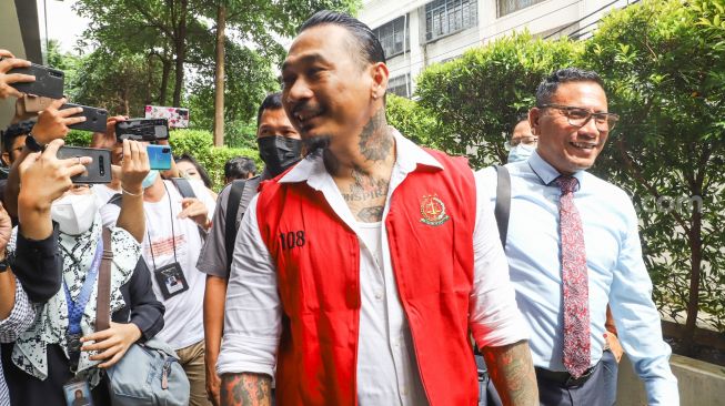 Musisi I Gede Ari Astina atau Jerinx SID saat hadir untuk menjalani sidang lanjutan kasus pengancaman di Pengadilan Negeri Jakarta Pusat, Rabu (2/2/2022). [Suara.com/Alfian Winanto]