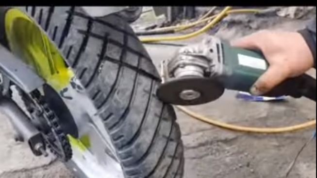 Heboh Pemotor Bikin 'Ukiran' pada Ban Motor Pakai Gerinda, Publik: Nyawa Jangan Dijual Murah