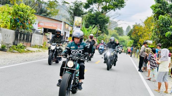 Gahar Abis Konvoi Motor Dikawal Paspampres, Begini Gaya Jokowi Libas Tikungan di Sumut Pakai Kawasaki W175