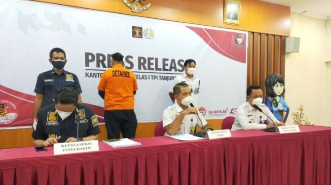 Imigrasi Tanjung Perak Mendeportasi WNA Pakistan