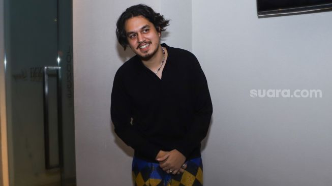 Aktor Kevin Julio saat ditemui usai jumpa pers film 'Akad' di Kuningan, Jakarta Selatan, Rabu (2/2/2022). [Suara.com/Alfian Winanto]