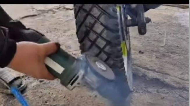 Ban motor dibikin 'karya seni' menggunakan gerinda (Instagram)
