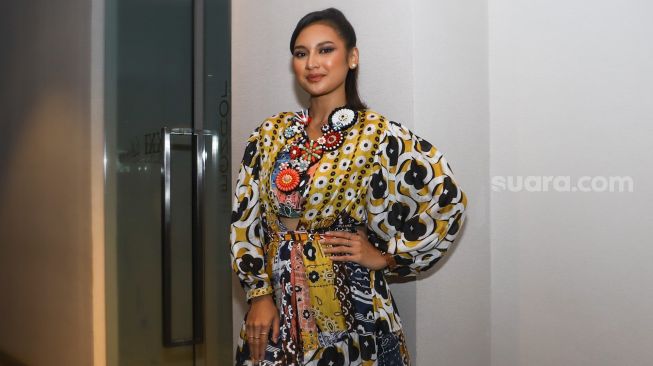 Aktris Indah Permatasari saat ditemui usai jumpa pers film 'Akad' di Kuningan, Jakarta Selatan, Rabu (2/2/2022). [Suara.com/Alfian Winanto]