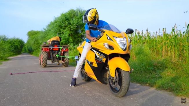 Tarik Tambang Moge Suzuki Hayabusa Melawan Traktor Buatan India, Hasilnya Tak Terduga