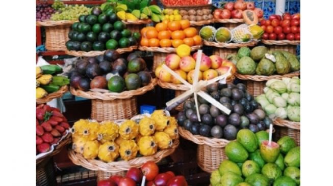 Jualan Buah Eceran Pakai Mobil Mewah Ratusan Juta, Warganet Beri Pujian: Memotivasi Orang Gengsian