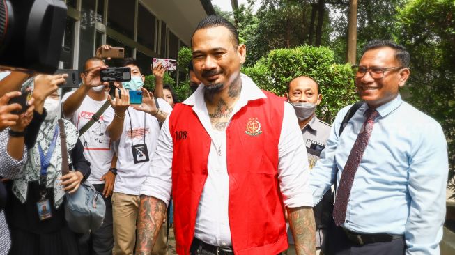 Musisi I Gede Ari Astina atau Jerinx SID saat hadir untuk menjalani sidang lanjutan kasus pengancaman di Pengadilan Negeri Jakarta Pusat, Rabu (2/2/2022). [Suara.com/Alfian Winanto]