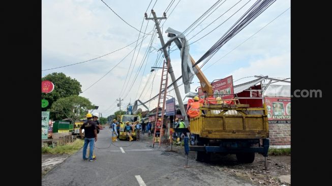 Bantul Dilanda Angin Puting Beliung, Tiang Listrik 12 Meter Ambruk