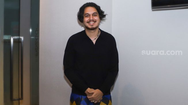 Aktor Kevin Julio saat ditemui usai jumpa pers film 'Akad' di Kuningan, Jakarta Selatan, Rabu (2/2/2022). [Suara.com/Alfian Winanto]