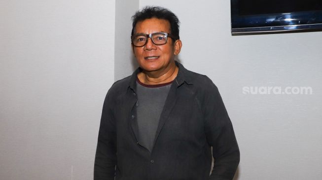 Aktor Mathias Muchus saat ditemui usai jumpa pers film 'Akad' di Kuningan, Jakarta Selatan, Rabu (2/2/2022). [Suara.com/Alfian Winanto]
