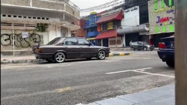 Warganet Pamer Mobil BMW Tua, BPKB Jadi Sorotan, Ternyata Dulunya Pernah Dimiliki oleh Istri Presiden Soekarno