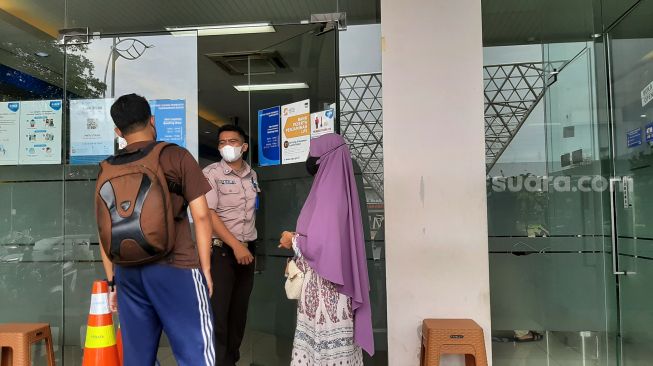 Penampakan Satpam bank mengenakan seragam baru dari warna cokelat menjadi krem. (Suara.com/Ummi HS)