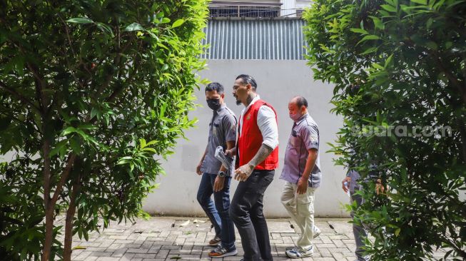 Musisi I Gede Ari Astina atau Jerinx SID saat hadir untuk menjalani sidang lanjutan kasus pengancaman di Pengadilan Negeri Jakarta Pusat, Rabu (2/2/2022). [Suara.com/Alfian Winanto]