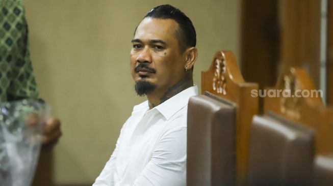 Musisi I Gede Ari Astina atau Jerinx SID saat akan menjalani sidang lanjutan kasus pengancaman di Pengadilan Negeri Jakarta Pusat, Rabu (2/2/2022). [Suara.com/Alfian Winanto]