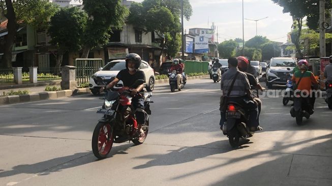 Suasana lokasi pasca tawuran pelajar di Jalan KS Tubun, Kota Bambu Selatan, Jakarta Barat, Kamis (3/2/2022). [SuaraJakarta.id/Faqih Fathurrahman]